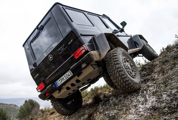 Mercedes-Benz G500 4x4 off-roading