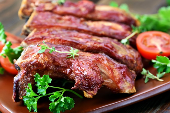 Barbecued ribs with garnish