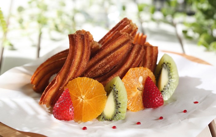 Churros with fresh fruit slices