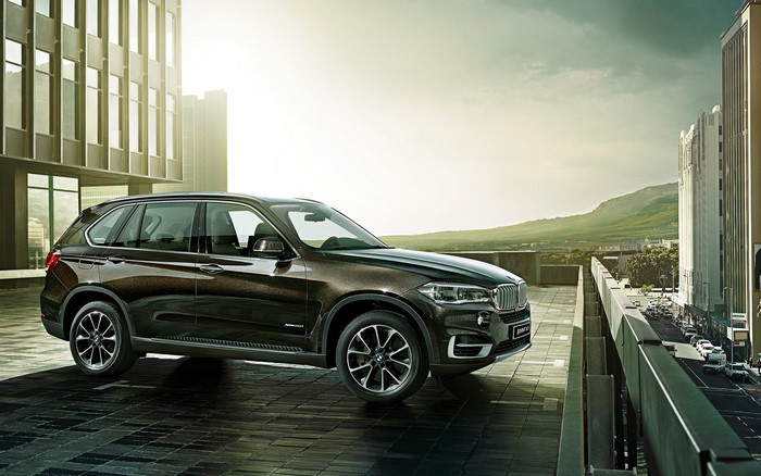 2015 BMW X5 M F15 parked on a rooftop