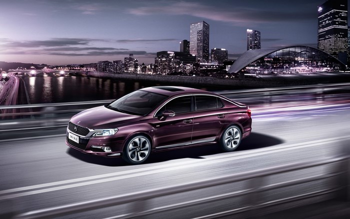 2014 DS 5LS Violet Sedan Driving at Night