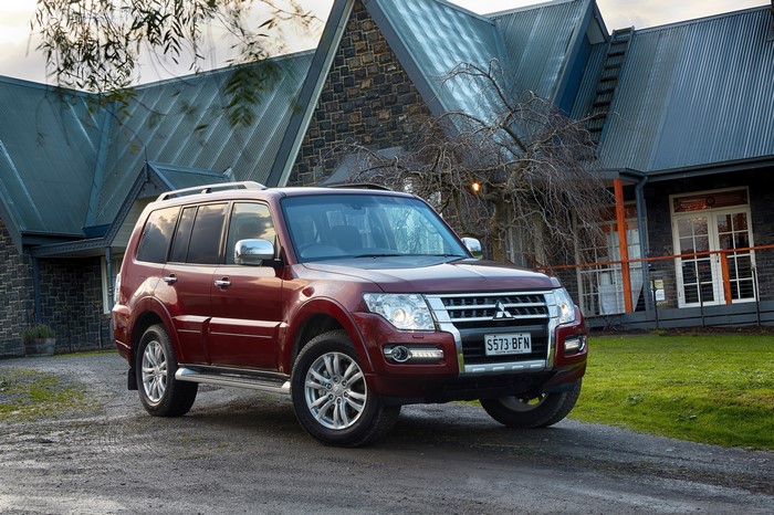 2014 Mitsubishi Pajero in wine color