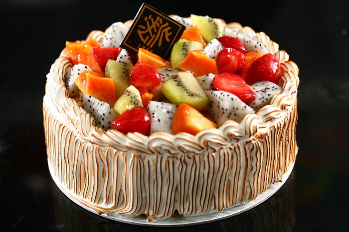 Fruit cake with meringue and fruit topping
