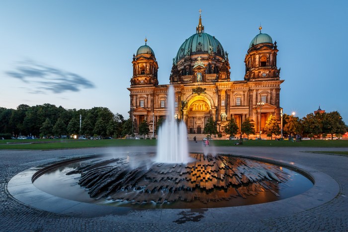 Berlin Cathedral and fountain at dusk