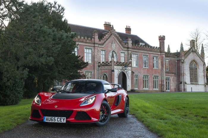 Red Lotus Exige Sport 350 in front of a historic building