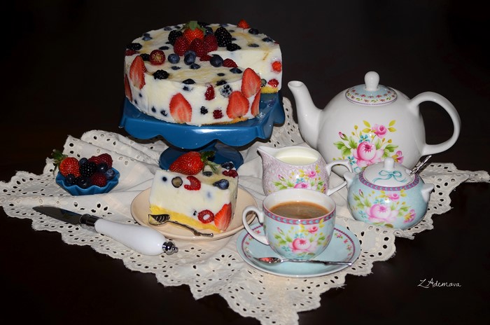 Berry cake with tea set