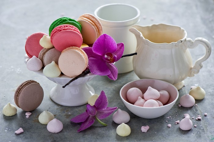 Macarons and meringues with orchids and cream pitchers