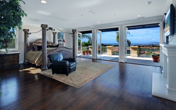 Luxury Bedroom with Ocean View Balcony
