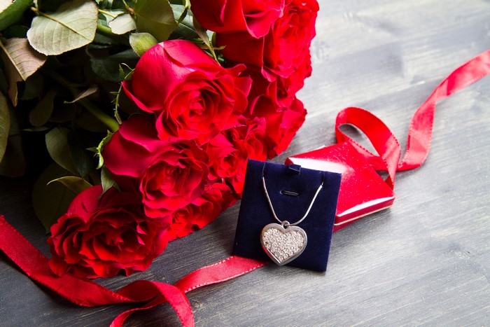 Red Roses with Heart Necklace and Gift Box
