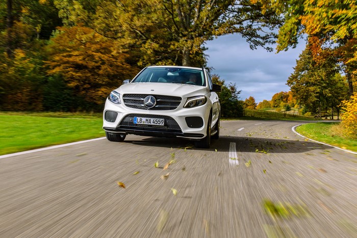 4K White Mercedes-Benz GLE-Class W166 Driving on Road