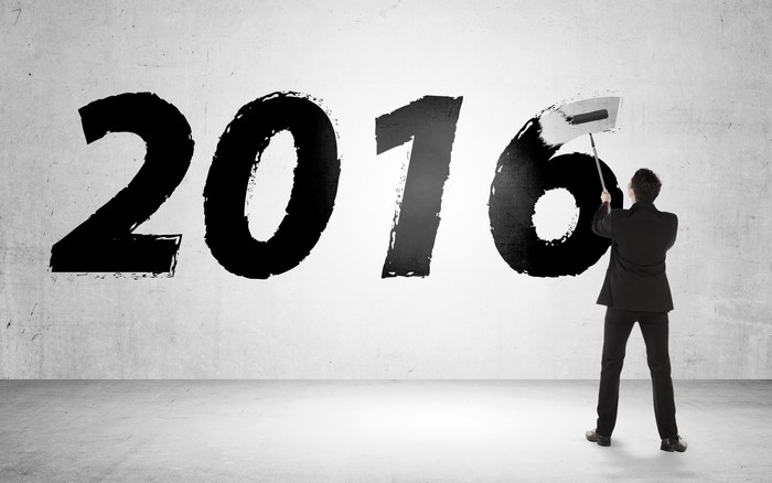Man painting the year 2016 on a wall