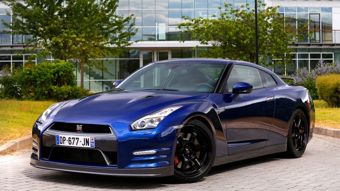 Blue 2015 Nissan GT-R R35 UK-spec