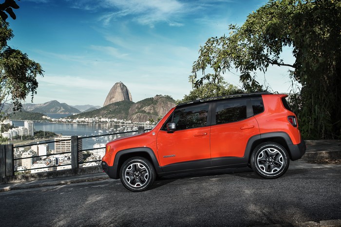 Orange Jeep Renegade Trailhawk in Rio de Janeiro