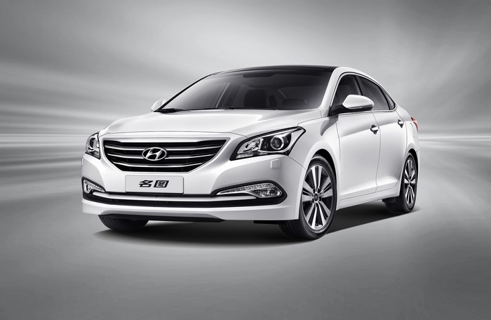 White 2013 Hyundai Mistra sedan