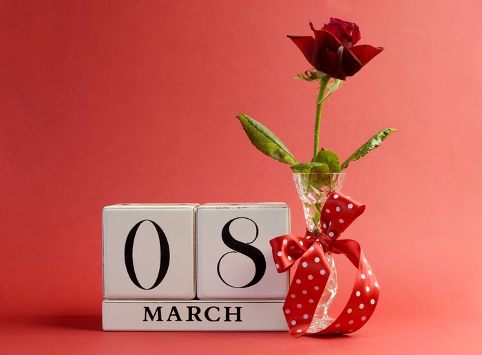 March 8th calendar with red rose and bow