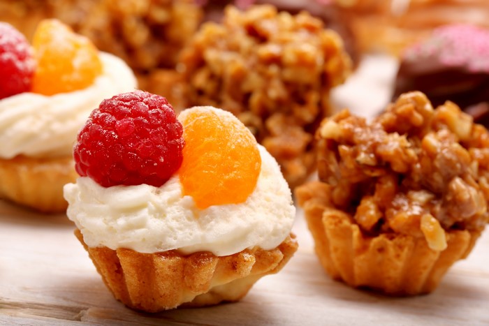 Little cakes with raspberries and oranges