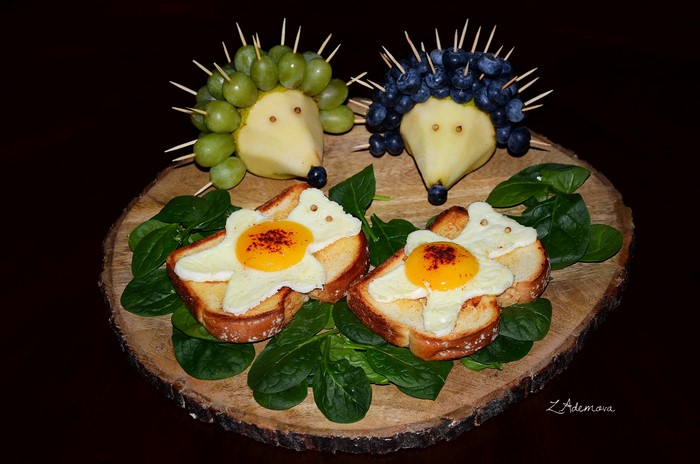 Hedgehog-shaped fruit and fried egg toast on a wooden board