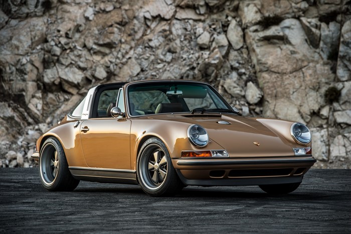 Singer 911 Targa in a desert landscape