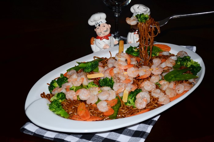 Shrimp and noodles with vegetables on a plate