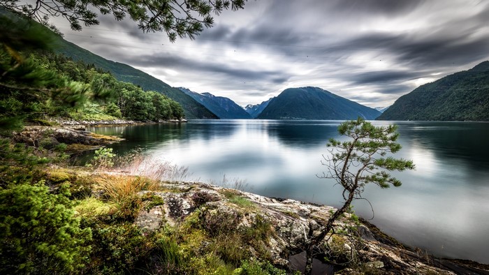 Sognefjord Dragsviki, Norway Scenery with Mountains and Lake