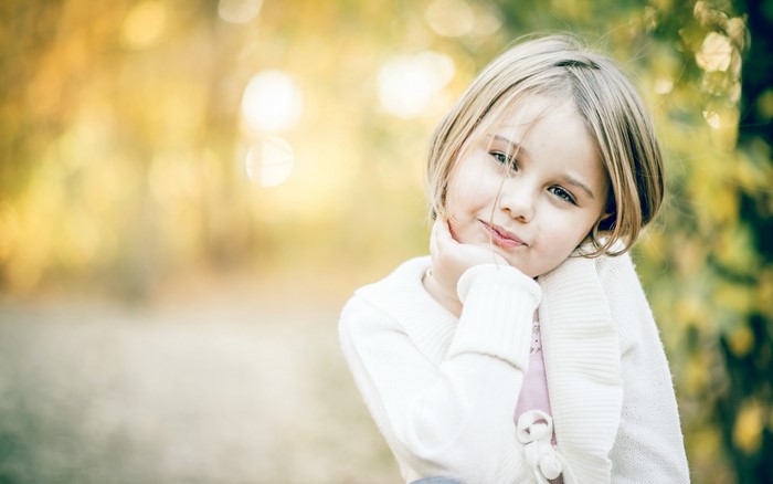 Blonde girl resting her chin on her hand