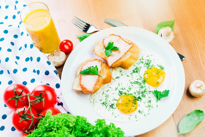 Fried eggs with toast and juice