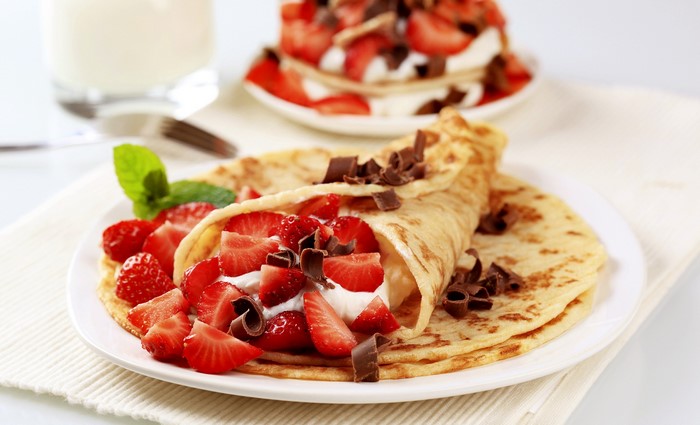 Pancakes with Strawberries and Chocolate