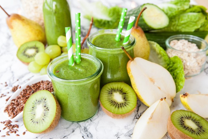 Green Smoothies with Kiwi, Pears, and Grapes