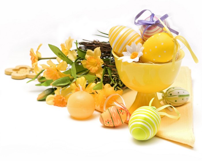 Easter Decorations with Daffodils and Eggs