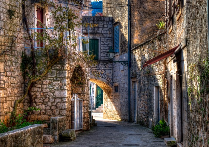 4K HDR Street in Stari Grad, Croatia