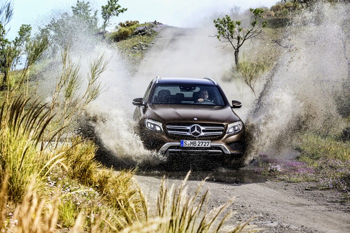 Mercedes-Benz GLC 350 4MATIC X205 driving through water