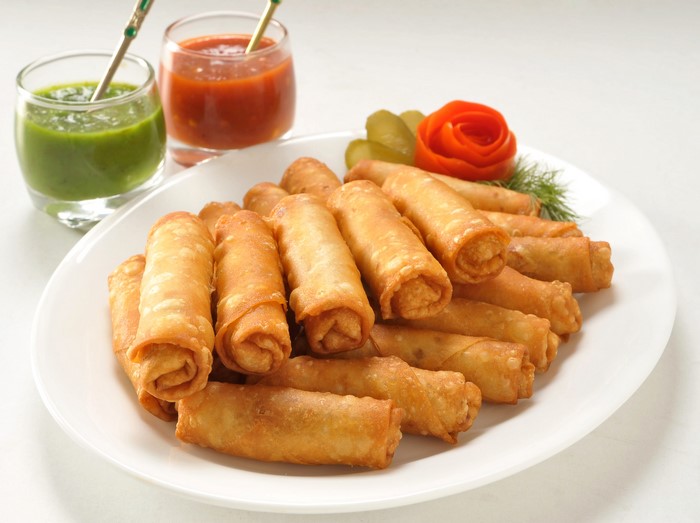 Spring rolls with ketchup and green sauce