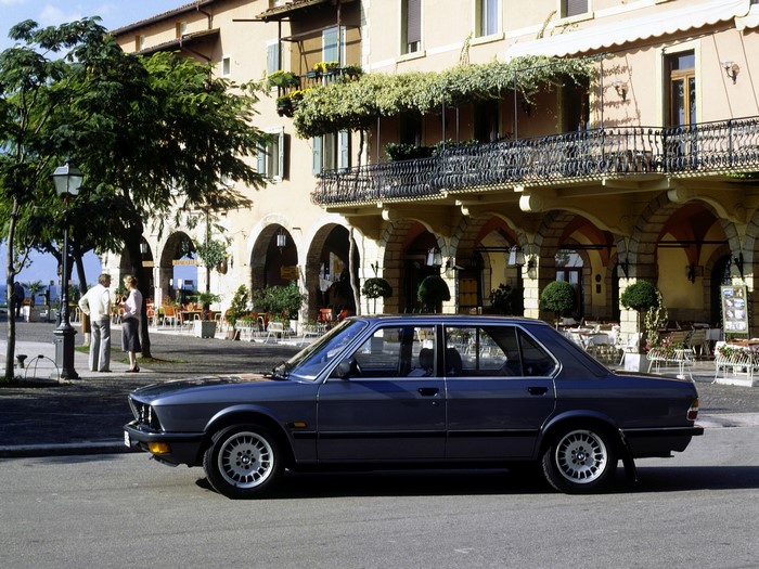 BMW E28 5 Series Sedan parked in front of a building