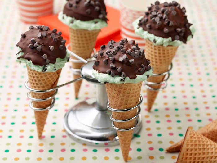 Mint chocolate chip ice cream cones with chocolate dip