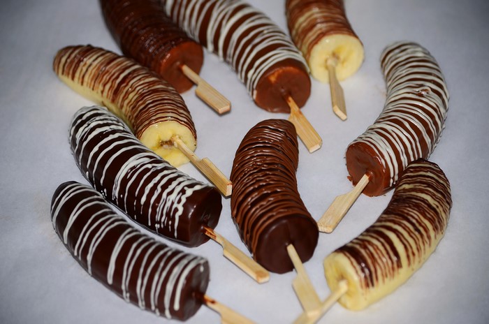 Chocolate-dipped bananas with white and dark chocolate drizzle