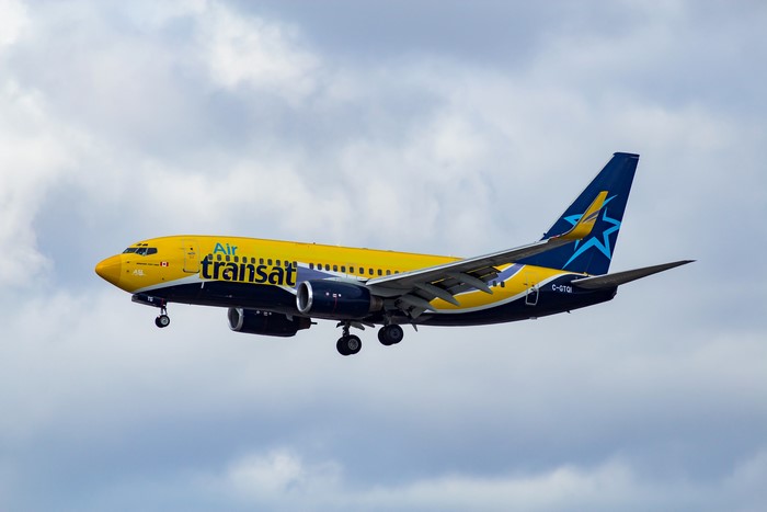 Air Transat Boeing 737-73S(WL) landing