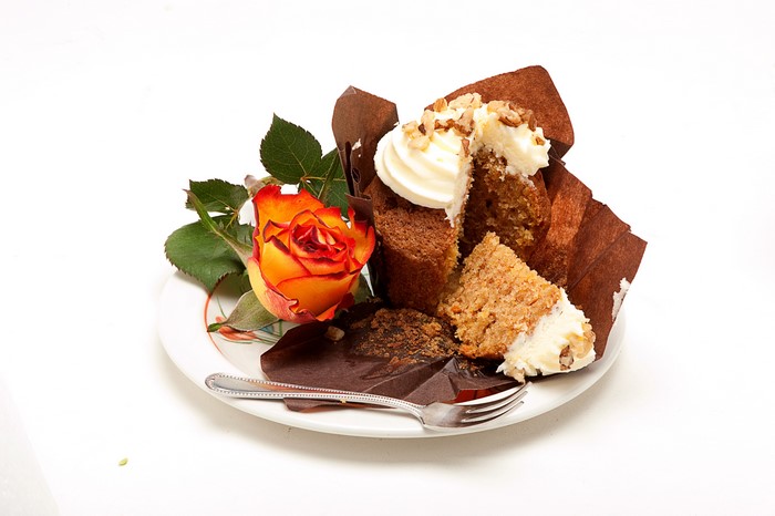 4K Pastry with Roses and Fork
