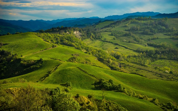 Rolling green hills and valleys in Tuscany, Italy