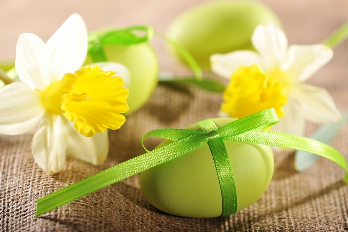 Easter eggs and daffodils on burlap