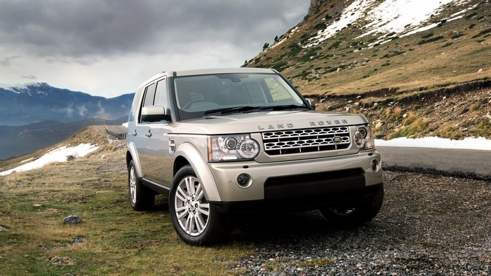 Land Rover Discovery 4 parked on a mountain road