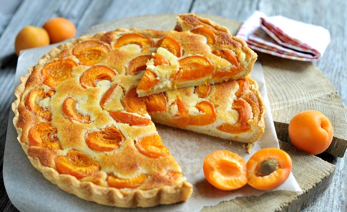 Apricot Tart with Sliced Apricots