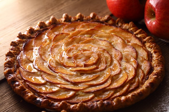 Apple pie with a rose pattern and apples