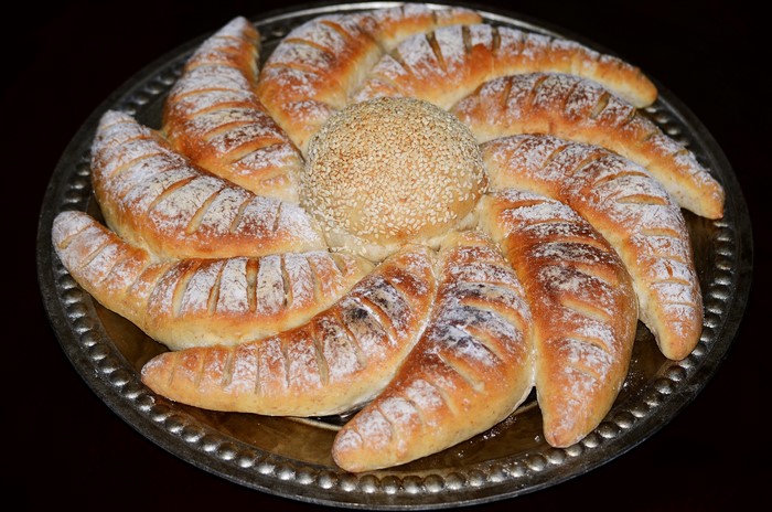 Flower-shaped bread with sesame seed bun