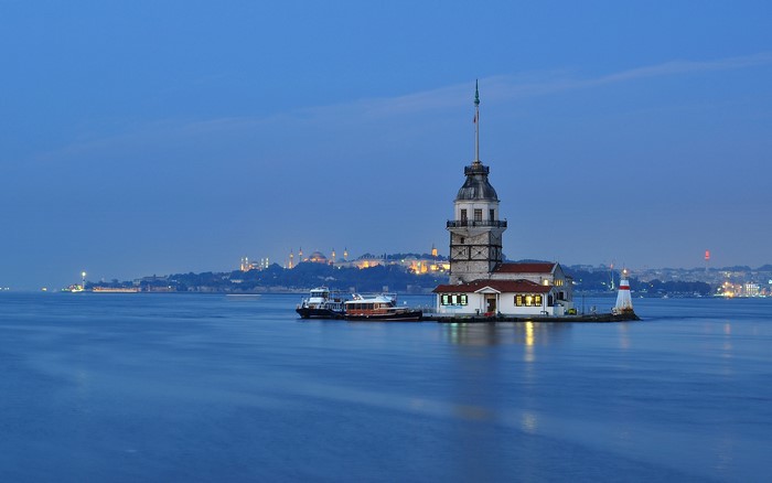 Maiden's Tower in Istanbul, Turkey at dusk