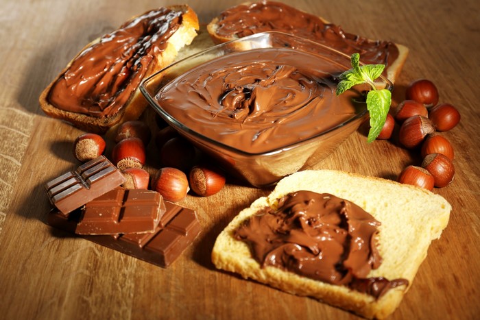 Chocolate spread with hazelnuts and bread