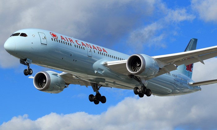 Air Canada Boeing 787-9 Dreamliner landing