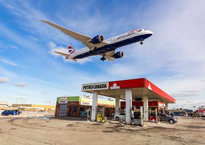 British Airways Boeing 787-9 landing at Petro-Canada
