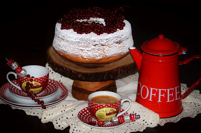 Cake with red currants and coffee set