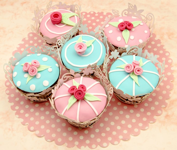 Decorated cupcakes with fondant flowers