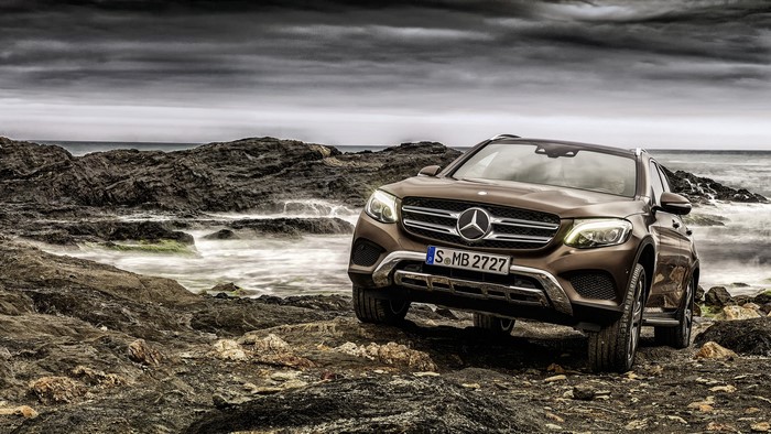 Mercedes-Benz GLC 350 4MATIC X205 on rocky shore